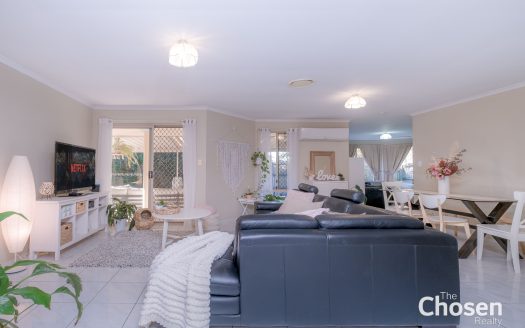 Sprawling Low-set Sweet home Within Walking Distance To Bus And Shops!